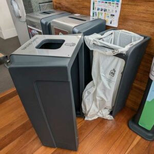 Lot de 3 poubelles de marque GREENOFFICE modèle Easy collect. 85 x 41 x 33 cm. 2 unités. Vendu avec faculté de réunion. Localisation : Canada 1er, Theta 2eme – Image 2