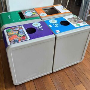 Lot de 4 poubelles de marque GREENOFFICE. 63 x 38 x 50 cm. 2 unités. Vendu avec faculté de réunion. Localisation : Canada hall, cafet bas