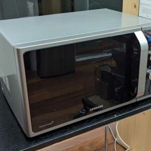 Micro ondes 1000 W de marque SAMSUNG. 29 x 52 x 43 cm. Localisation : Canada cafet bas