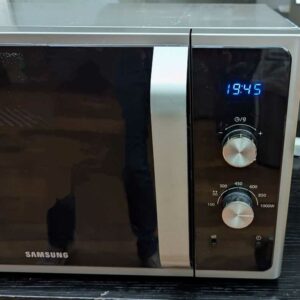 Micro ondes 1000 W de marque SAMSUNG. 29 x 52 x 43 cm. Localisation : Canada cafet bas – Image 2