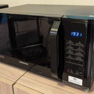 Micro ondes 800 W de marque SAMSUNG. 27 x 48 x 35 cm. 4 unités. Vendu avec faculté de réunion. Localisation : Canada (1 cafet bas), Theta (3 cafet)