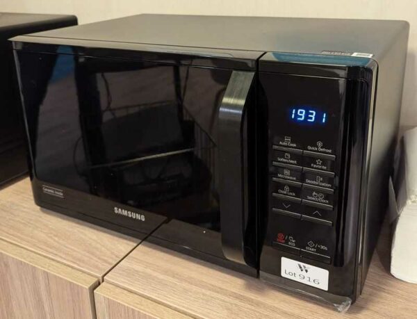 Micro ondes 800 W de marque SAMSUNG. 27 x 48 x 35 cm. 4 unités. Vendu avec faculté de réunion. Localisation : Canada (1 cafet bas), Theta (3 cafet)