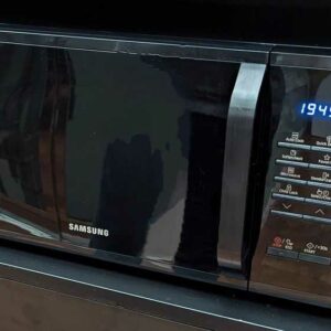 Micro ondes 800 W de marque SAMSUNG. Localisation : Canada cafet bas