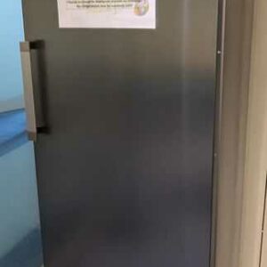 Réfrigérateur de marque BRANDT modèle bfl2372yx. Capacité 350 litres. 185 x 59 x 62 cm. Localisation : Theta 2eme (2t39)