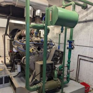 Groupe électrogène 630 KVA sur châssis. Moteur V12 de marque CUMMINS modèle VTA-28-G5. 161 heures au compteur. Refroidissement à eau perdue. Année 1995. Entretien mensuel. On y joint une cuve à fuel journalière de 300 litres. Localisation : Canada rdc bas