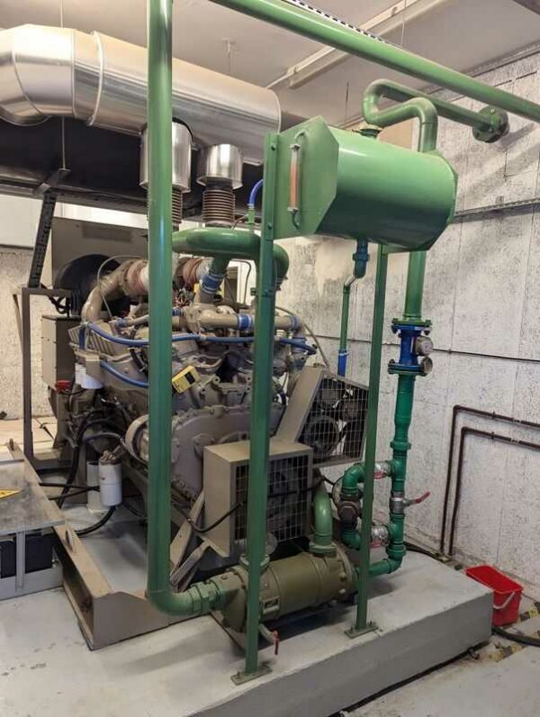 Groupe électrogène 630 KVA sur châssis. Moteur V12 de marque CUMMINS modèle VTA-28-G5. 161 heures au compteur. Refroidissement à eau perdue. Année 1995. Entretien mensuel. On y joint une cuve à fuel journalière de 300 litres. Localisation : Canada rdc bas