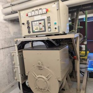 Groupe électrogène 630 KVA sur châssis. Moteur V12 de marque CUMMINS modèle VTA-28-G5. 161 heures au compteur. Refroidissement à eau perdue. Année 1995. Entretien mensuel. On y joint une cuve à fuel journalière de 300 litres. Localisation : Canada rdc bas – Image 2
