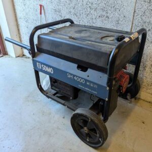 Groupe électrogène mobile 4,5 KVA de marque SDMO modèle SH 4000. Moteur de marque HONDA modèle GX270. Réservoir 5,3 litres. Autonomie 2,5 heures. Localisation : Canada rdc bas