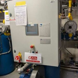 2 générateurs de vapeur de marque BABCOCK WANSON modèle VAP600R. Puissance 419 KW. Production 600 KG/heure. Débit pompe 660 L/heure. Combustible gaz naturel. Année 2018. On y joint une cuve à eau 1000 litres sur châssis. Localisation : Canada chaufferie – Image 2