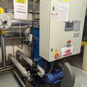 2 générateurs de vapeur de marque BABCOCK WANSON modèle VAP600R. Puissance 419 KW. Production 600 KG/heure. Débit pompe 660 L/heure. Combustible gaz naturel. Année 2018. On y joint une cuve à eau 1000 litres sur châssis. Localisation : Canada chaufferie – Image 4