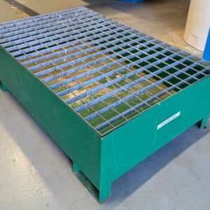 Bac de rétention 290 litres en acier laqué vert. 40 x 123 x 80 cm. Localisation : Canada chaufferie