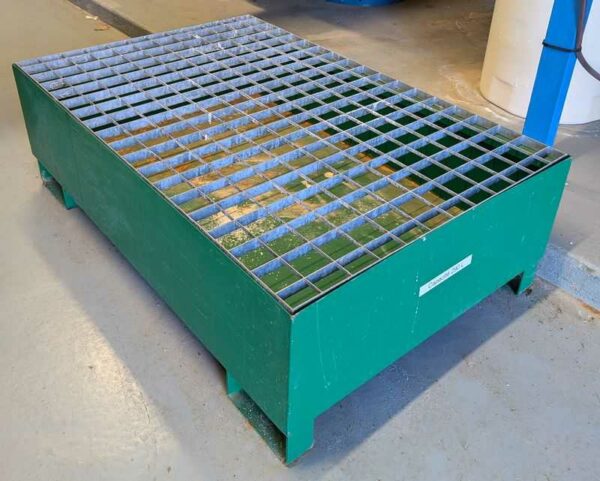 Bac de rétention 290 litres en acier laqué vert. 40 x 123 x 80 cm. Localisation : Canada chaufferie