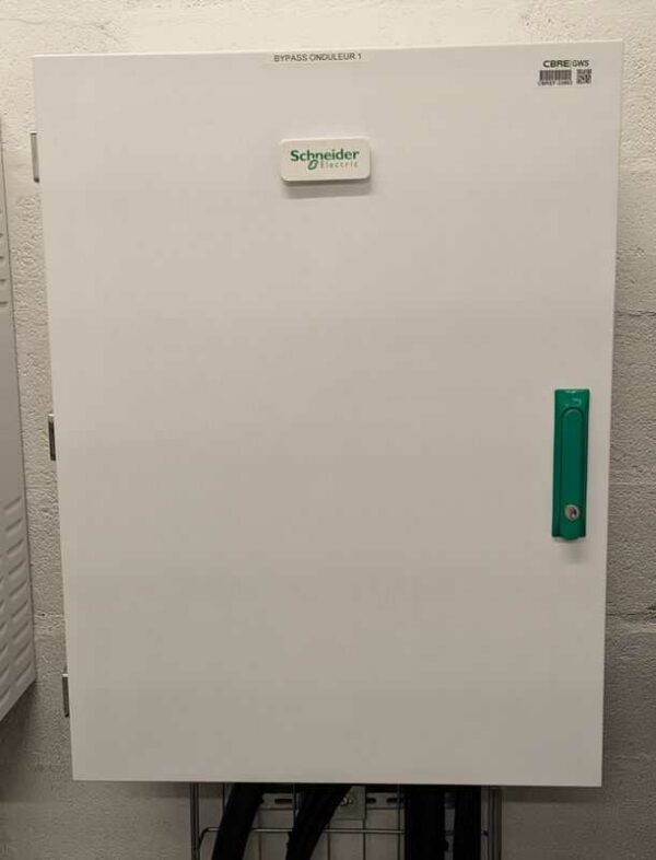 Onduleur 100 KVA de marque SCHNEIDER ELECTRIC modèle Galaxy VS. Vendu avec armoire By-pass et batteries. Localisation : Canada rdc bas