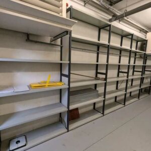 8,1 mètres linéaires de rayonnage en acier noir et gris comprenant 7 baies (largeur 117 cm; profondeur 40 cm), soit 8 échelles et 37 étagères. Localisation : Canada rdc bas – Image 2