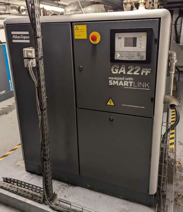 Compresseur d'air de marque ATLAS COPCO modèle GA22FF. 10 bar. Année 2002. Localisation : Canada rdc bas