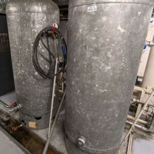 2 cuves à air comprimé de marque PAUCHARD, 500 litres. Hauteur 180 cm. Localisation : Canada rdc bas