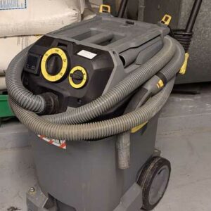 Aspirateur eau et poussière de marque KARCHER, 2200W. Localisation : Canada rdc bas