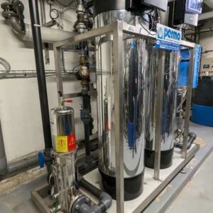 Système d'adoucisseur d'eau de marque PERMO modèle Pilot 7000 comprenant 2 adoucisseurs modèle 7075 A4X. Sur châssis et structure métallique. 200 x 220 x 80 cm. On y joint 2 bacs à sel. Localisation : Canada rdc bas