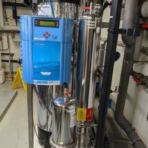 Système d'adoucisseur d'eau de marque PERMO modèle Pilot 7000 comprenant 2 adoucisseurs modèle 7075 A4X. Sur châssis et structure métallique. 200 x 220 x 80 cm. On y joint 2 bacs à sel. Localisation : Canada rdc bas – Image 2