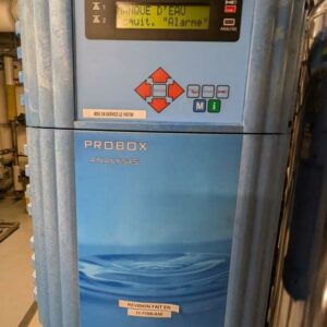 Système d'adoucisseur d'eau de marque PERMO modèle Pilot 7000 comprenant 2 adoucisseurs modèle 7075 A4X. Sur châssis et structure métallique. 200 x 220 x 80 cm. On y joint 2 bacs à sel. Localisation : Canada rdc bas – Image 4