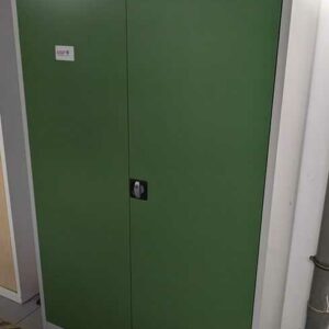 Armoire en métal vert et gris ouvrant par 2 portes battantes sur 5 étagères. 196 x 120 x 60 cm. Localisation : Canada rdc bas