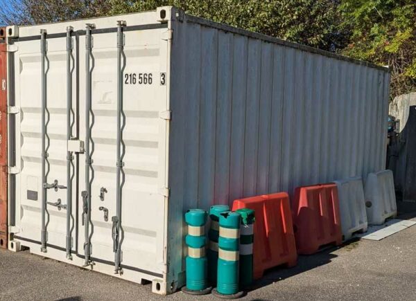 Container capacité 30 tonnes en acier laqué blanc. 260 x 600 x 245 cm. Ref 216 566. Localisation : 5 avenue du Canada, 91940 Les Ulis