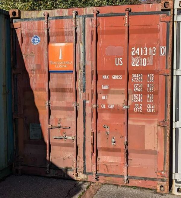 Container capacité 30 tonnes en acier laqué rouge. 260 x 600 x 245 cm. Ref 241 313. Localisation : 5 avenue du Canada, 91940 Les Ulis