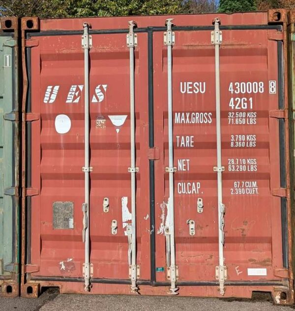 Container capacité 32,5 tonnes en acier laqué  rouge. 260 x 1220 x 245 cm. Ref 430 008. Localisation : 5 avenue du Canada, 91940 Les Ulis