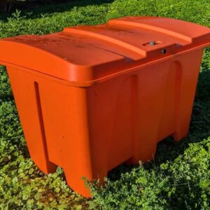 Bac à sel ou sable en plastique orange de marque JONESCO. Capacité 500 litres. 80 x 126 x 88 cm. Localisation : Canada extérieur