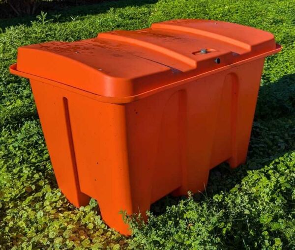 Bac à sel ou sable en plastique orange de marque JONESCO. Capacité 500 litres. 80 x 126 x 88 cm. Localisation : Canada extérieur