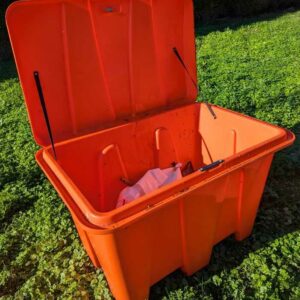 Bac à sel ou sable en plastique orange de marque JONESCO. Capacité 500 litres. 80 x 126 x 88 cm. Localisation : Canada extérieur – Image 2