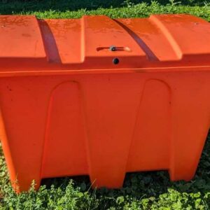 Bac à sel ou sable en plastique orange de marque JONESCO. Capacité 500 litres. 80 x 126 x 88 cm. Localisation : Canada extérieur – Image 3