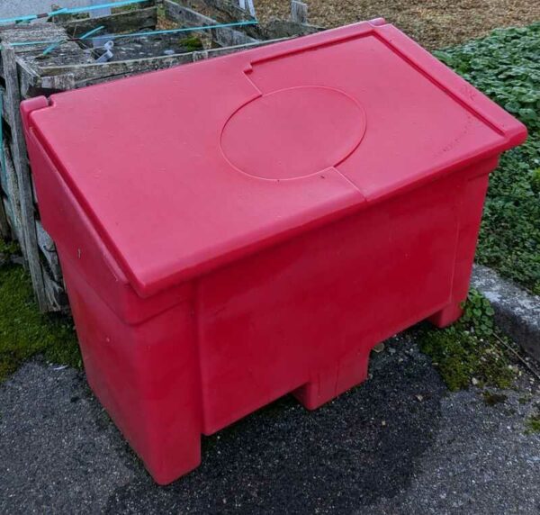 Bac à sel ou sable en plastique rouge, avec sa pelle. 72 x 97 x 50 cm. Localisation : Canada extérieur