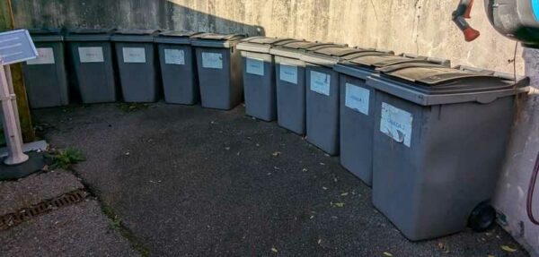 10 poubelles de ville. 108 x 62 x 85 cm. Localisation : Canada extérieur