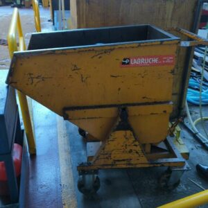 Benne de manutention basculante de marque Labruche sur roulettes. 108 x 118 x 61 cm. Volume 250 litres