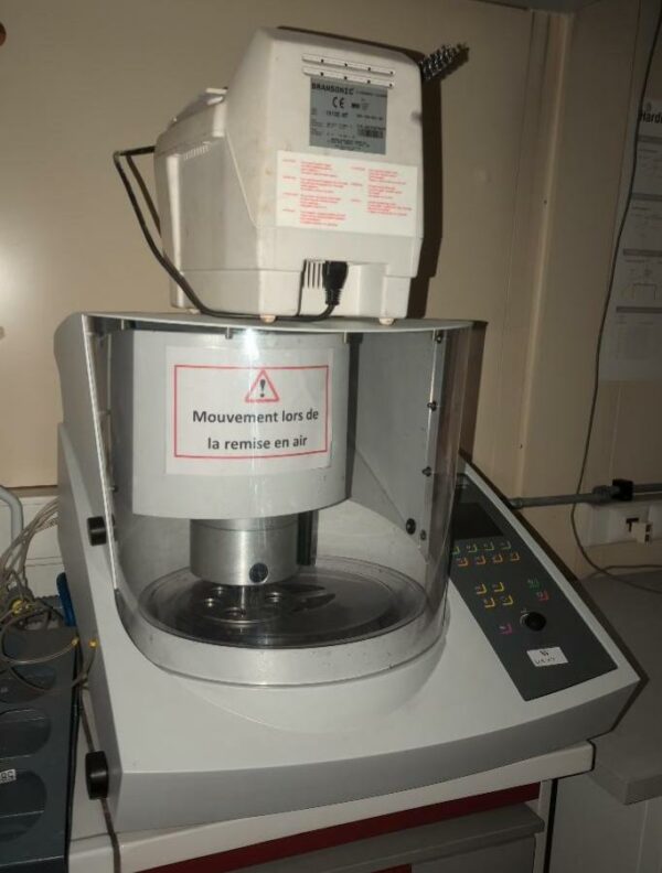 Nettoyeur ultrason industriel de marque Bransonic modèle 1510E-MT