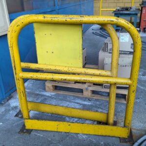 Barrière métallique de couleur jaune. 110 x 103 cm . 7 unités vendues à l'unité avec faculté de réunion