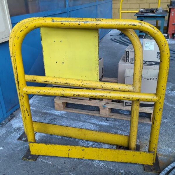 Barrière métallique de couleur jaune. 110 x 103 cm . 7 unités vendues à l'unité avec faculté de réunion