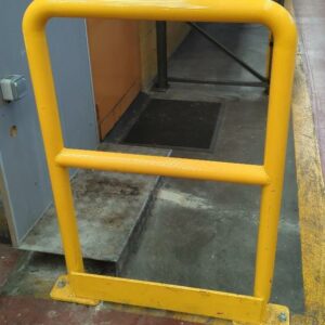 Barrière métallique de couleur jaune. 110 x 70 cm.