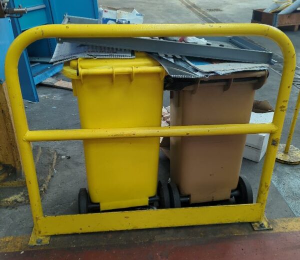 Barrière métallique de couleur jaune. Largeur 120 cm