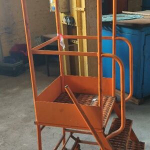 Plateforme individuelle mobile avec garde corps à 2 marches en acier orange. 160 x 50 x 50 cm – Image 2