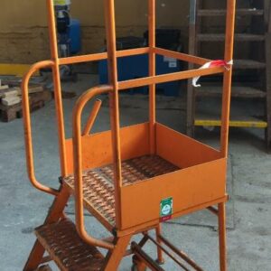 Plateforme individuelle mobile avec garde corps à 2 marches en acier orange. 160 x 50 x 50 cm