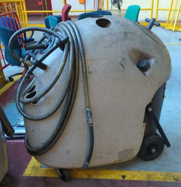 Aspirateur industriel de marque Sofraper modèle Vacmatik 660. 2 unités vendues à l'unité avec faculté de réunion