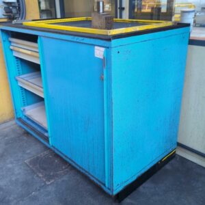 Armoire d'atelier en acier laqué bleu ouvrant à 2 portes coulissantes de marque Lista. 110 x 143 x 80 cm – Image 2
