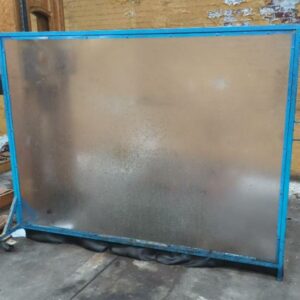 Paroi de protection en plexiglass et métal sur roulettes amovibles. 170 x 212 cm. 6 unités vendues à l'unité avec faculté de réunion