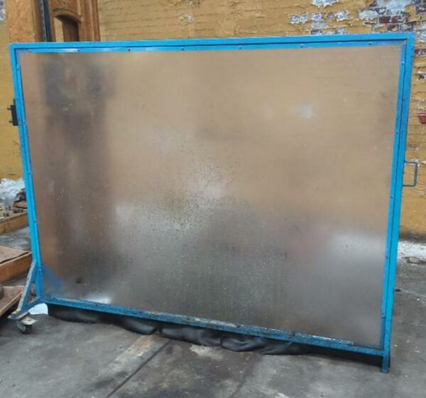 Paroi de protection en plexiglass et métal sur roulettes amovibles. 170 x 212 cm. 6 unités vendues à l'unité avec faculté de réunion