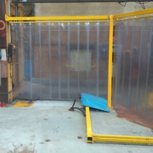 8 mètres linéaires de portique métallique jaune à lanières en plexiglas. 233 x 400 cm + 420 cm