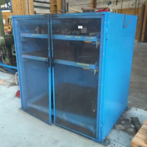 Armoire métallique ouvrant à 2 portes en plexiglas et 3 tiroirs. 151 x 148 x 111 cm – Image 2