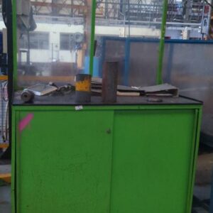 Etabli avec protection plexiglass . Dimensions: 112 x 143 x 100 cm (+1m)
