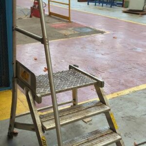 Petite plateforme individuelle de marque Aba en aluminium à 3 marches. 163 x 69 x 90 cm. 2 unités vendues avec faculté de réunion.